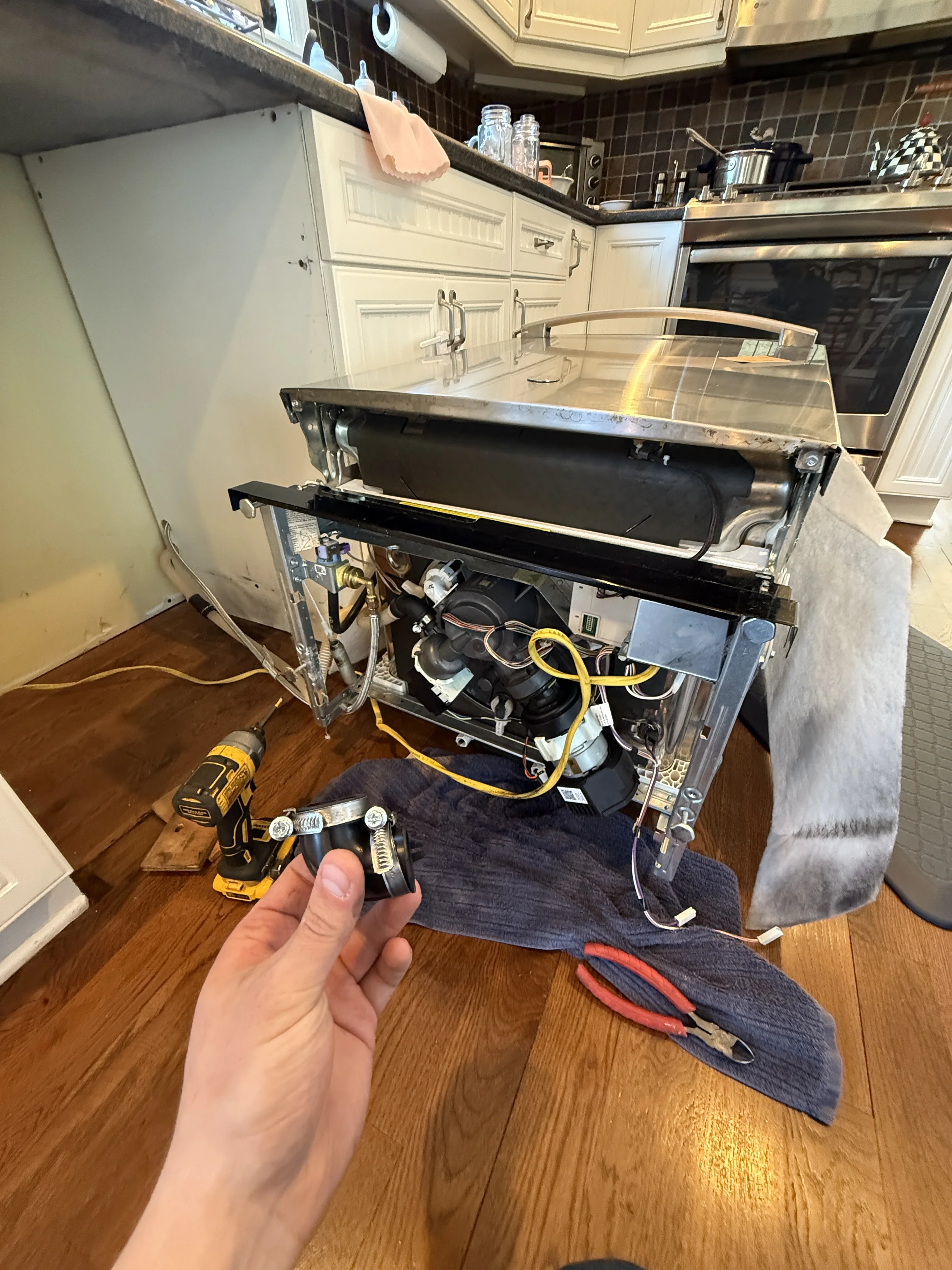 GE Dishwasher - Leaking water