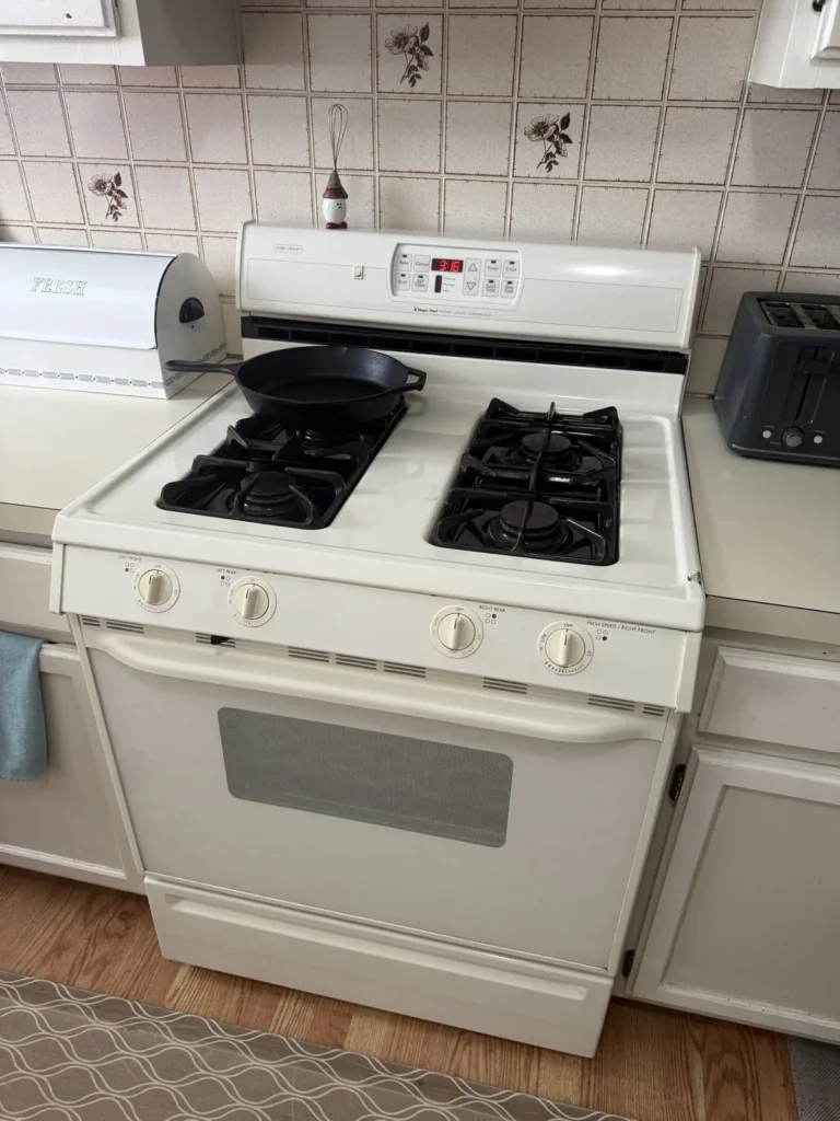 Magic Chef gas range: Cooktop burners